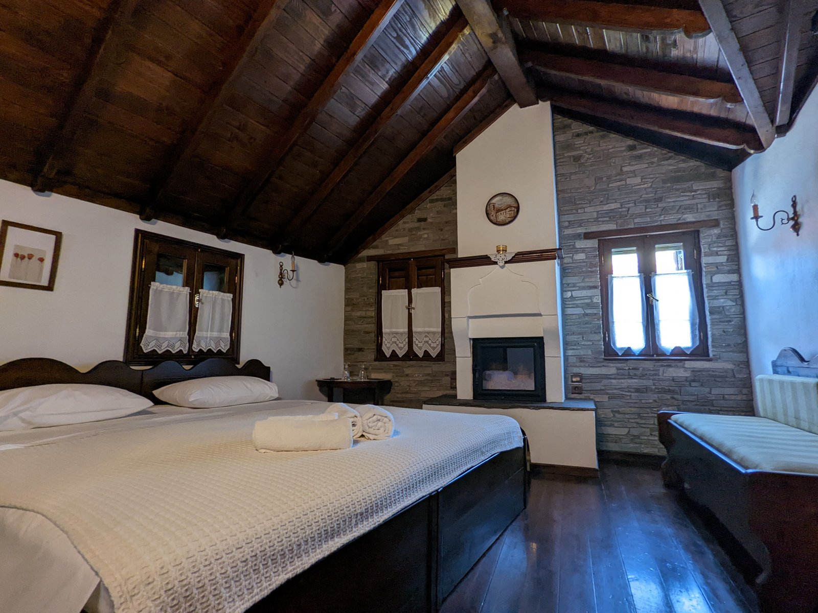 Petrino room — warm atmosphere of an exposed stone-built wall