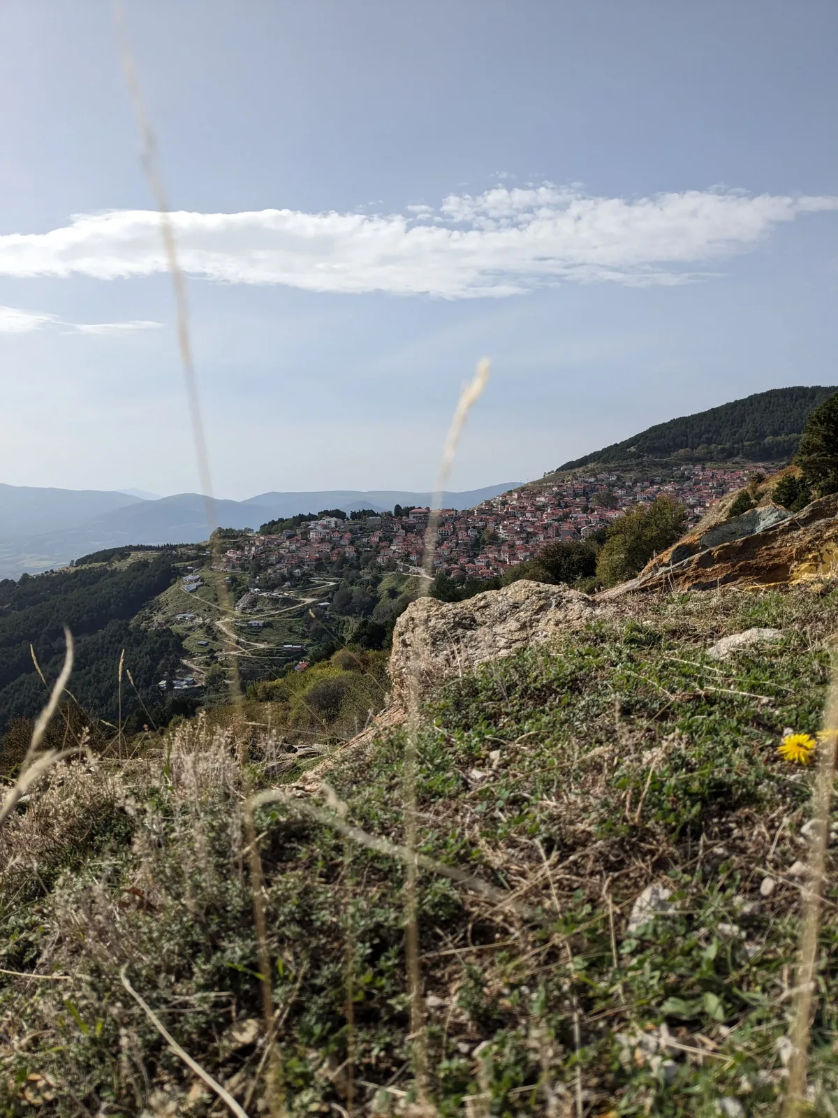 Αρχαία ελληνικά αρχαιολογικά ερείπια με πέτρινες κολόνες και θεμέλια