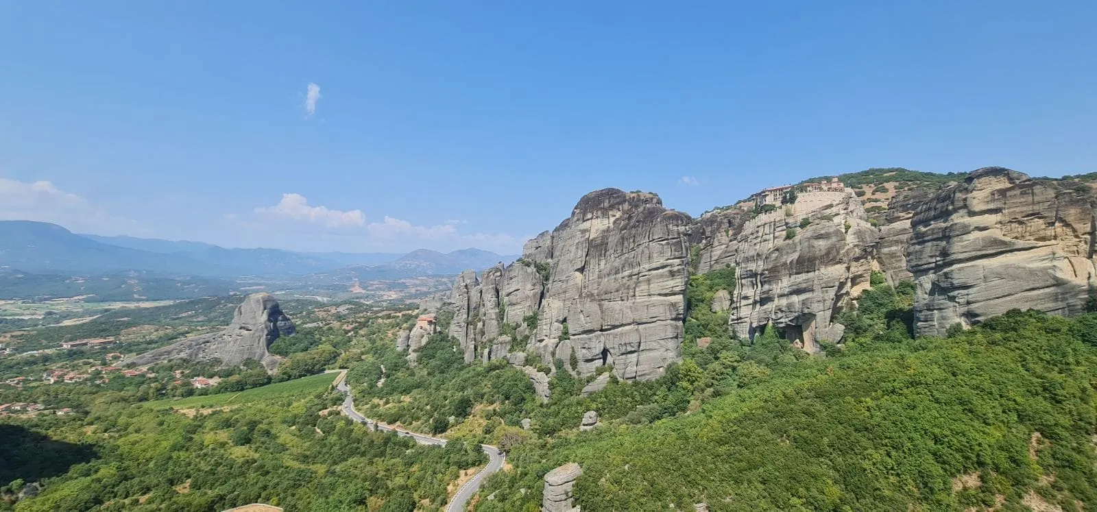 Παραδοσιακό ελληνικό χωριό με πέτρινα σπίτια και στενά δρομάκια