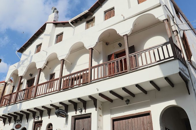 Εξωτερική άποψη του Lanari Guesthouse στις πράσινες πλαγιές του Ολύμπου
